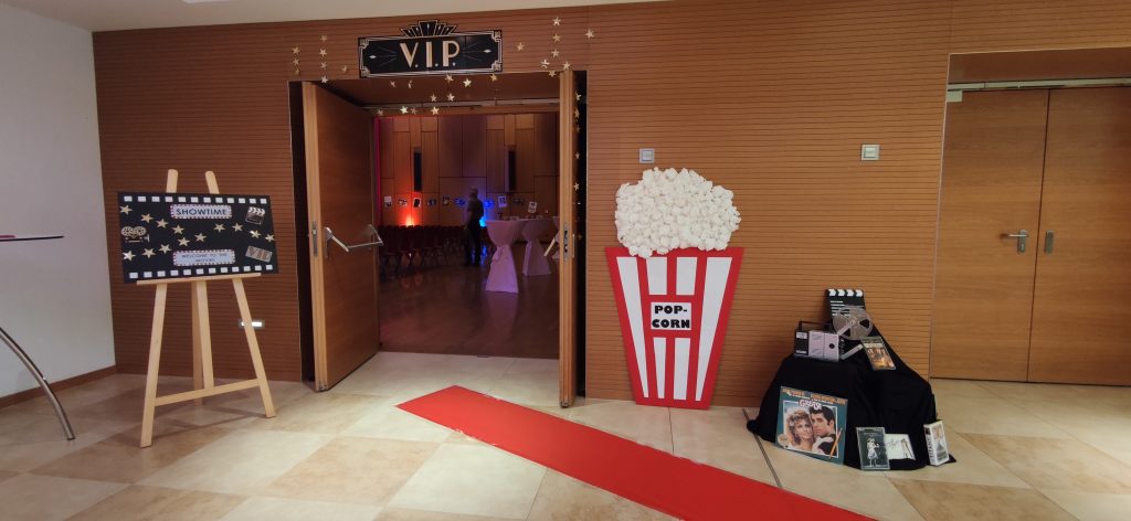 VIP-Eingang mit rotem Teppich